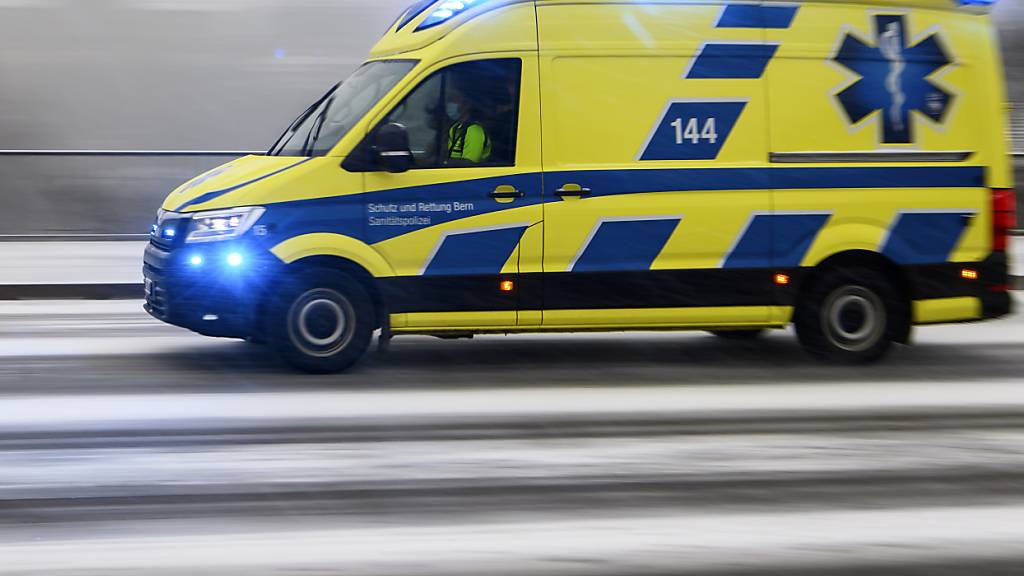 An den Unfallort rückte auch eine Ambulanz aus, doch konnte die Notärztin nur noch den Tod des jungen Mannes feststellen. (Archivbild)