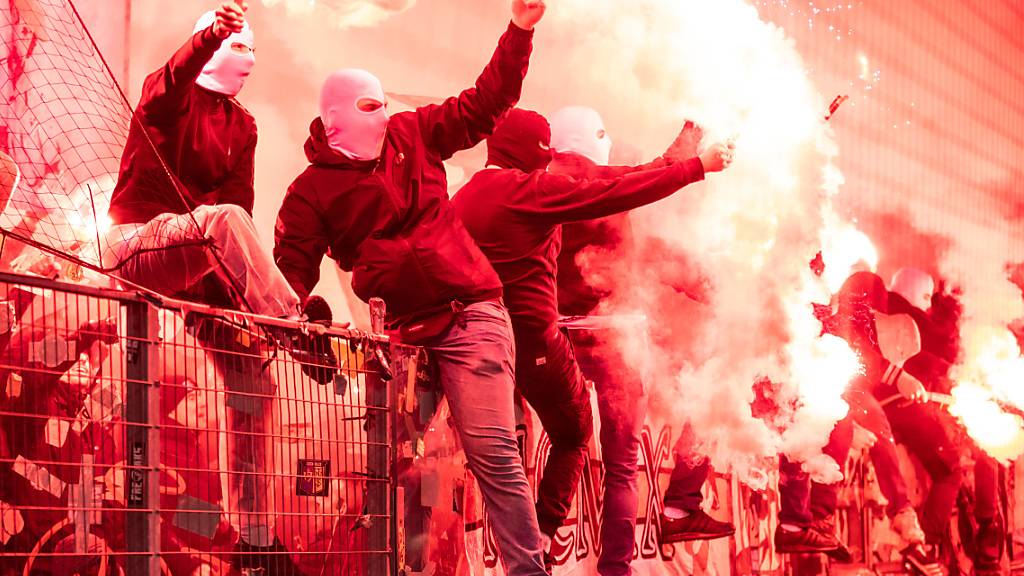 Die kantonalen Justiz- und Polizeidirektoren wollen das Hooligan-Konkordat anpassen, um personalisierte Tickets einsetzen zu können. (Archivbild)