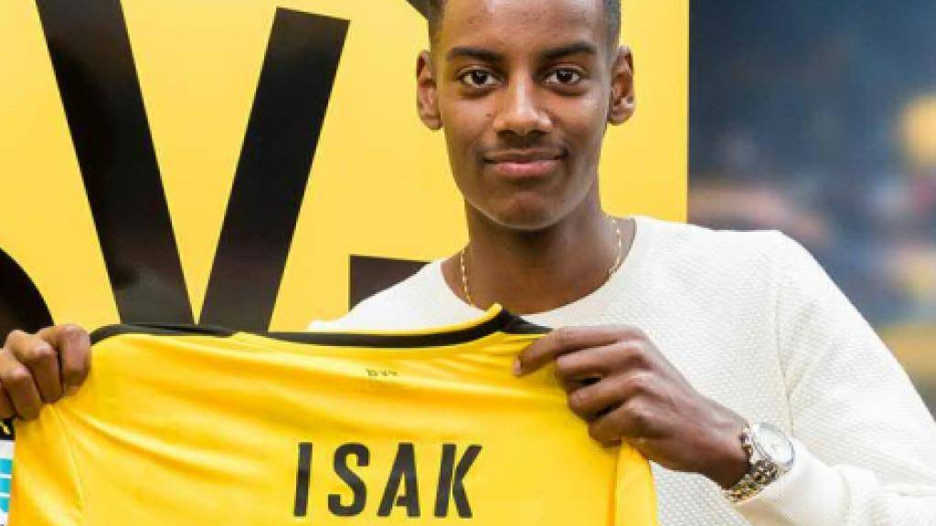 Alexander Isak präsentiert sein künftiges Trikot mit der Nummer 14. (Pressebild Borussia Dortmund)