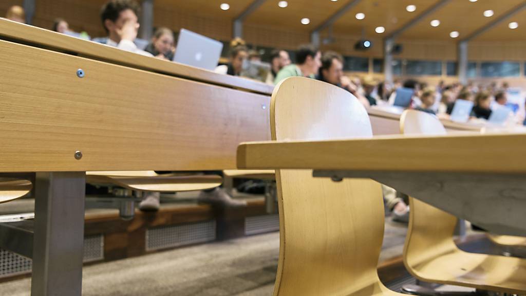 Studierende der Universität St.Gallen (HSG) werden ihren Prüfungen trotz hoher Corona-Fallzahlen vor Ort ablegen. Die Gruppen pro Saal sind auf 50 Personen begrenzt. (Symbolbild)