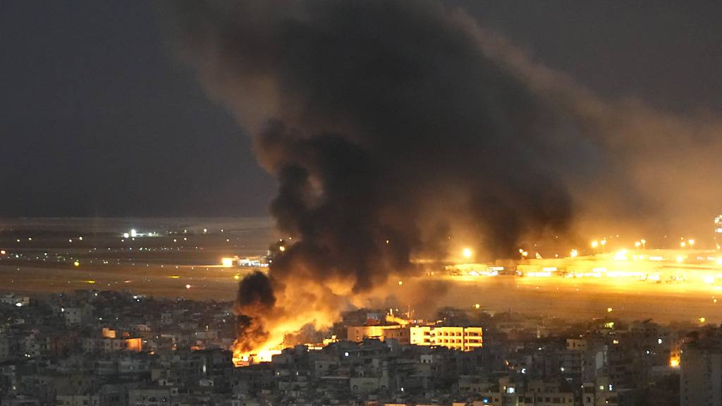 dpatopbilder - Israelischer Luftangriff auf Dahieh, ein südlicher Vorort von Beirut. Foto: Hussein Malla/AP/dpa