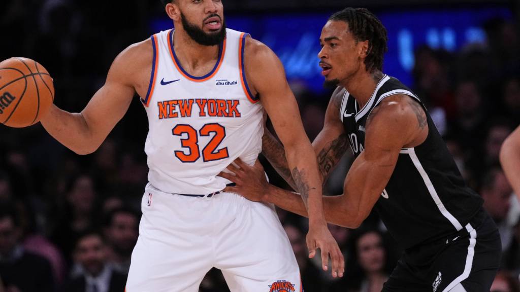 Knicks-Star Karl-Anthony Towns behauptet den Ball