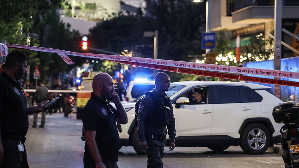 Die israelische Polizei sperrt den Tatort nach einem Anschlag ab. Beim Anschlag eines Palästinensers in der israelischen Küstenmetropole Tel Aviv ist ein Wachmann lebensgefährlich verletzt worden. Foto: Ilia yefimovich/dpa