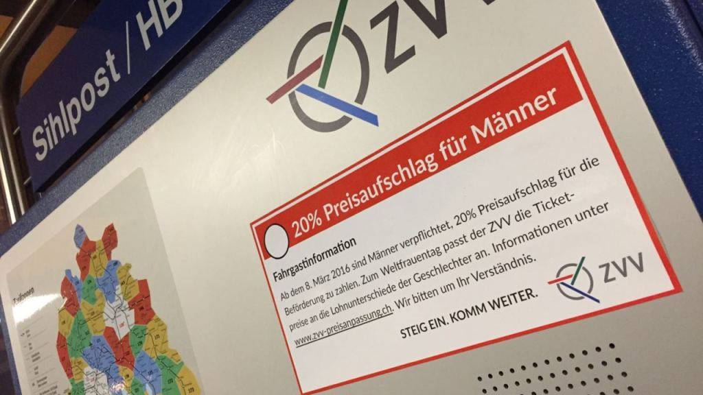 Ein grosser Aufkleber auf Billettautomaten in Zürich kündigt um 20 Prozent höhere Fahrpreise für Männer an.