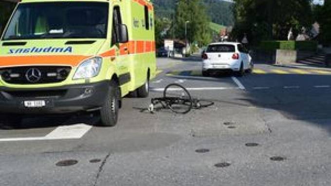 Velofahrer bei Kollision mit Auto verletzt