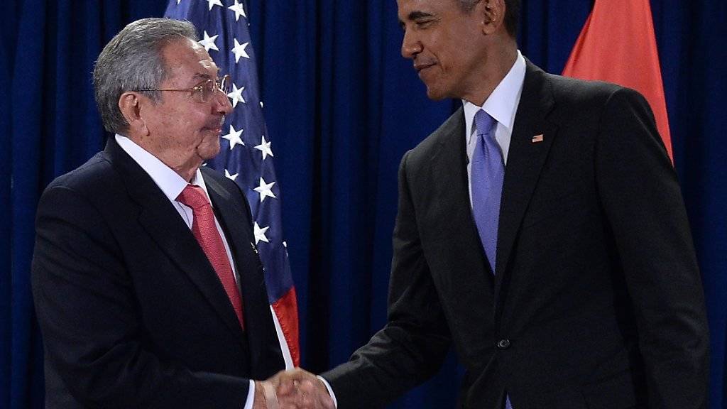 Die Präsidenten Kubas (l.) und der USA beim Händedruck in New York