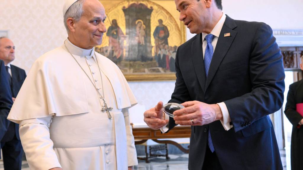 HANDOUT - Auf diesem von Vatican Media via AP zur Verfügung gestellten Foto tauschen Papst Leo XIV. (l) und US-Außenminister Marco Rubio Geschenke aus, während sie sich in der Privatbibliothek des Papstes treffen. Foto: Uncredited/Vatican Media/AP/dpa - ACHTUNG: Nur zur redaktionellen Verwendung im Zusammenhang mit der aktuellen Berichterstattung und nur mit vollständiger Nennung des vorstehenden Credits