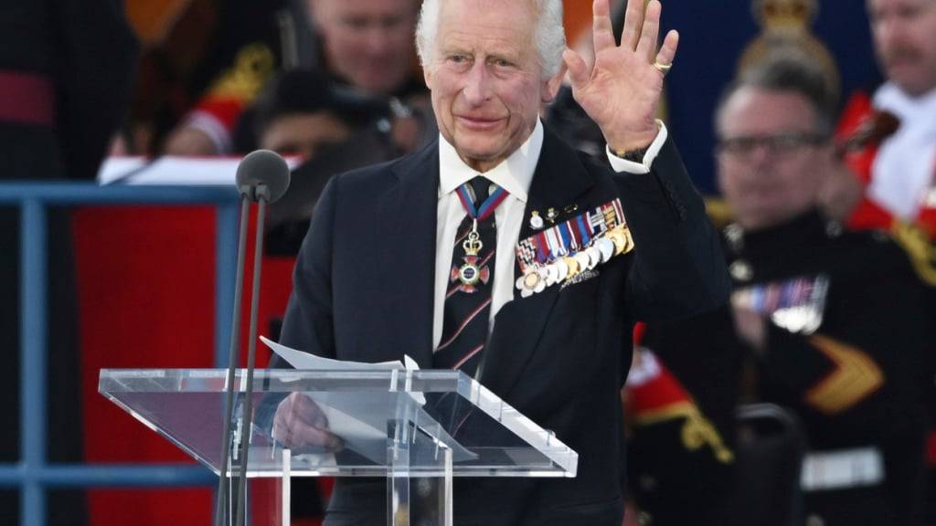 König Charles III. spricht während einer Gedenkveranstaltung zum 80. Jahrestag des D-Day. Foto: Leon Neal/Pool Getty/AP