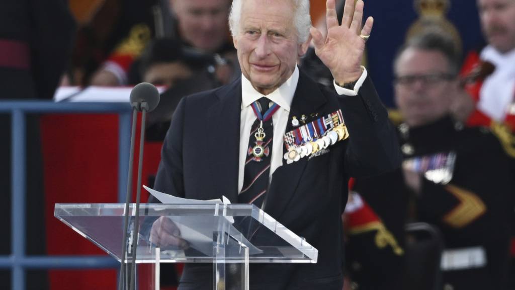 König Charles III. spricht während einer Gedenkveranstaltung zum 80. Jahrestag des D-Day. Foto: Leon Neal/Pool Getty/AP