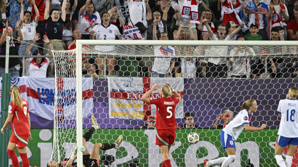 Die EM wird den Boom beim Mädchen- und Frauenfussball noch verstärken. In Gemeinden und Städten braucht es damit mehr Fussballplätze - und angepasste Garderoben oder Duschräume. (Archivbild)
