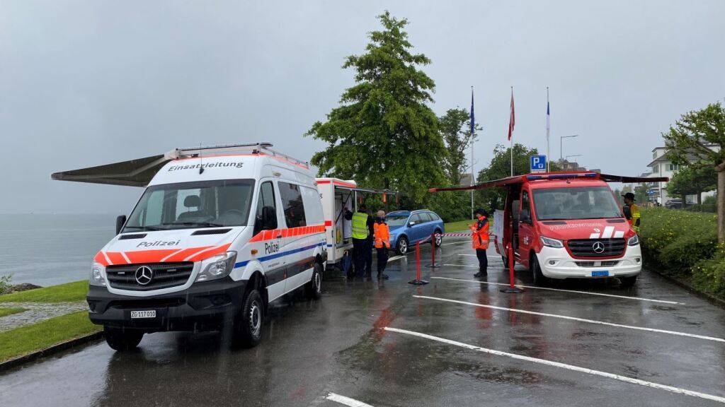 Die Einsatzkräfte in Oberwil ZG am Samstagnachmittag, als das Unglück passiert ist.