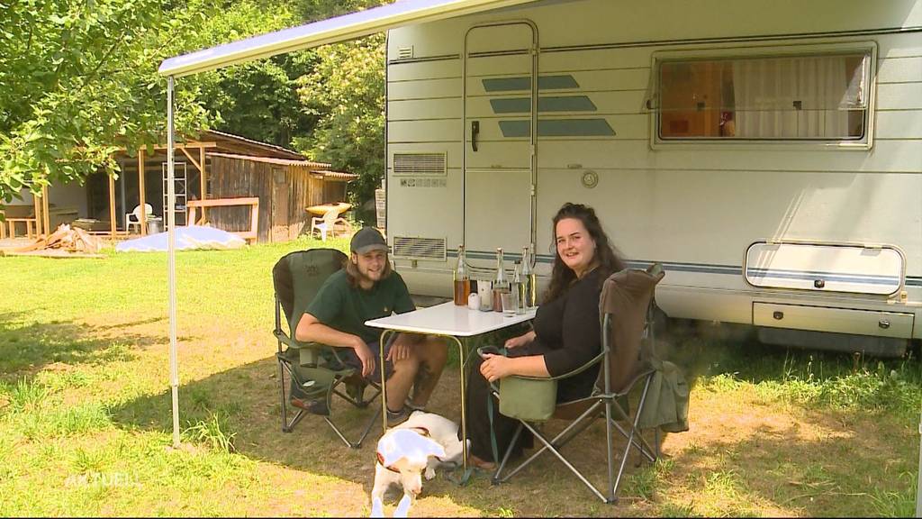 Gestrandetes Camper-Paar ackert jetzt auf Bauernhof