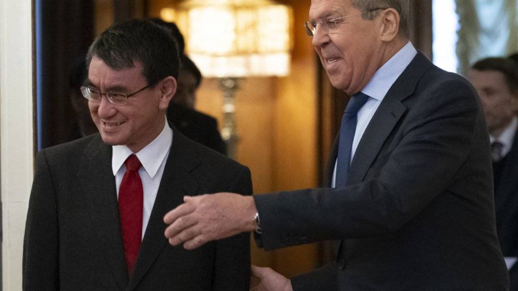 Der russische Aussenminister Sergej Lawrow begrüsst seinen japanischen Amtskollegen Taro Kono vor Gesprächen in Moskau.