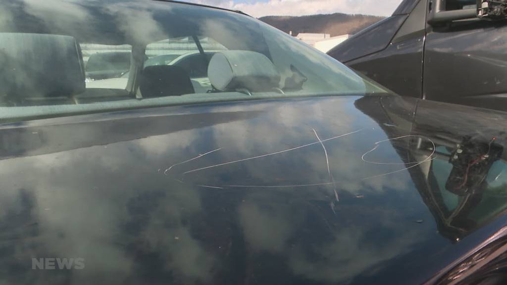 Vandalismus: In Lostorf werden bei einem Autohändler mehrere Fahrzeuge mutwillig beschädigt