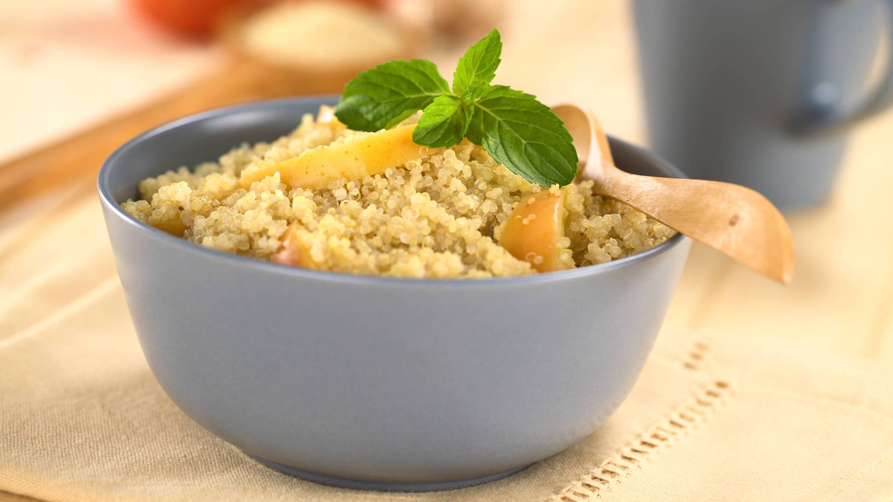 Quinoa ist nicht nur schmackhaft als Salat – die kleinen runden Samen passen auch perfekt ins Müsli.
