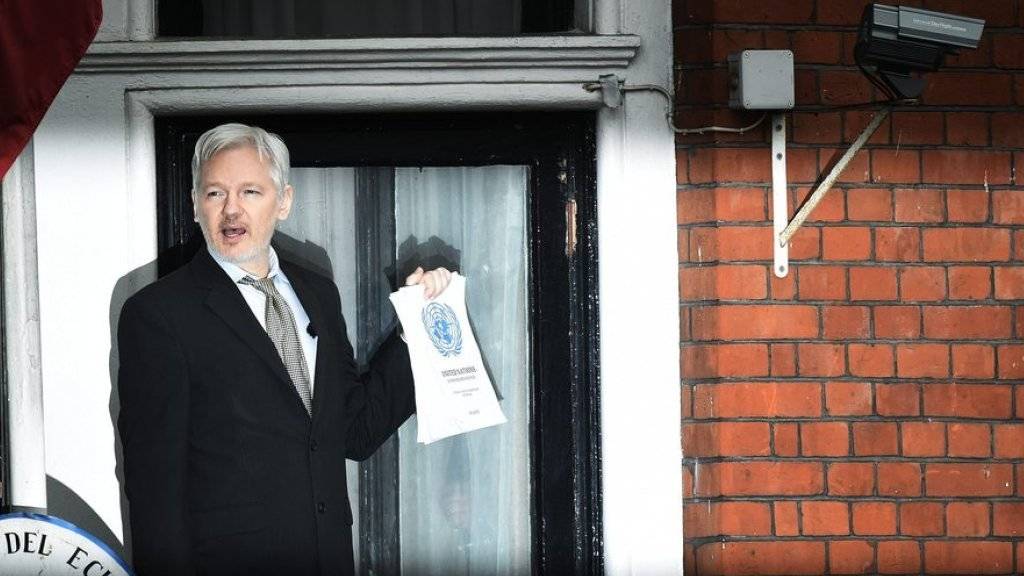 Julian Assange am 5. Februar 2016 auf dem Balkon von Ecuadors Botschaft in London. (Archivbild)