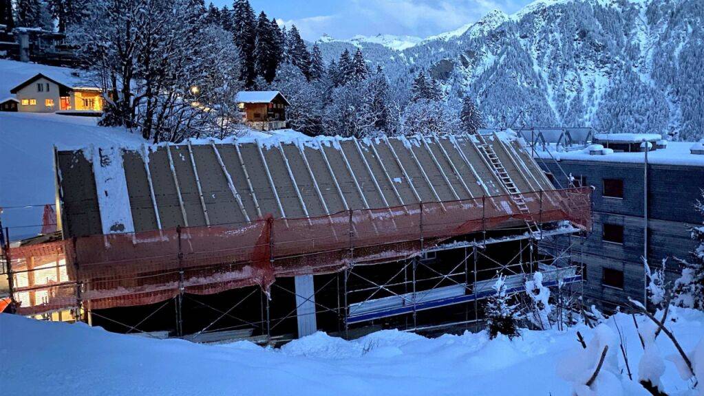 Beim Schneeschaufeln fiel am Montag in Braunwald GL ein 28-jähriger Vorarbeiter vom Dach.