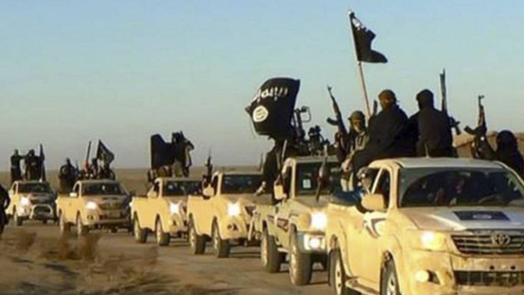 Ein Konvoi von Kämpfern der Terrormiliz Islamischer Staat (IS) auf dem Weg von ihrer damaligen «Hauptstadt» Rakka in Syrien in den Irak (Aufnahme von 2014).