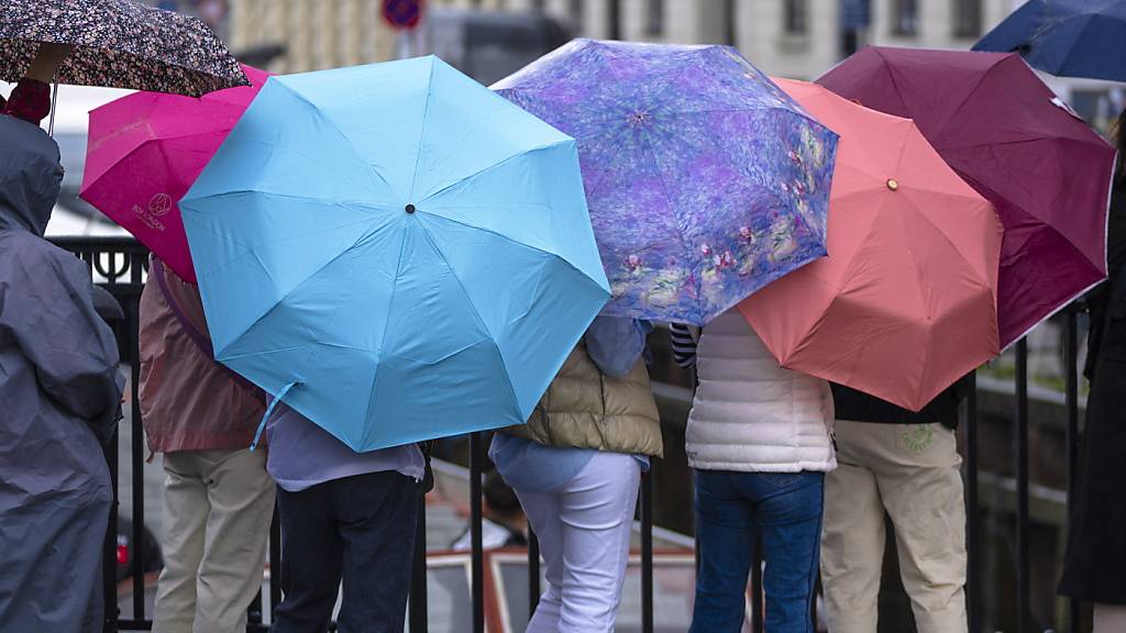 Touristen sind mit Regenschirmen unterwegs in der dänischen Metropole Kopenhagen. (Archivbild)