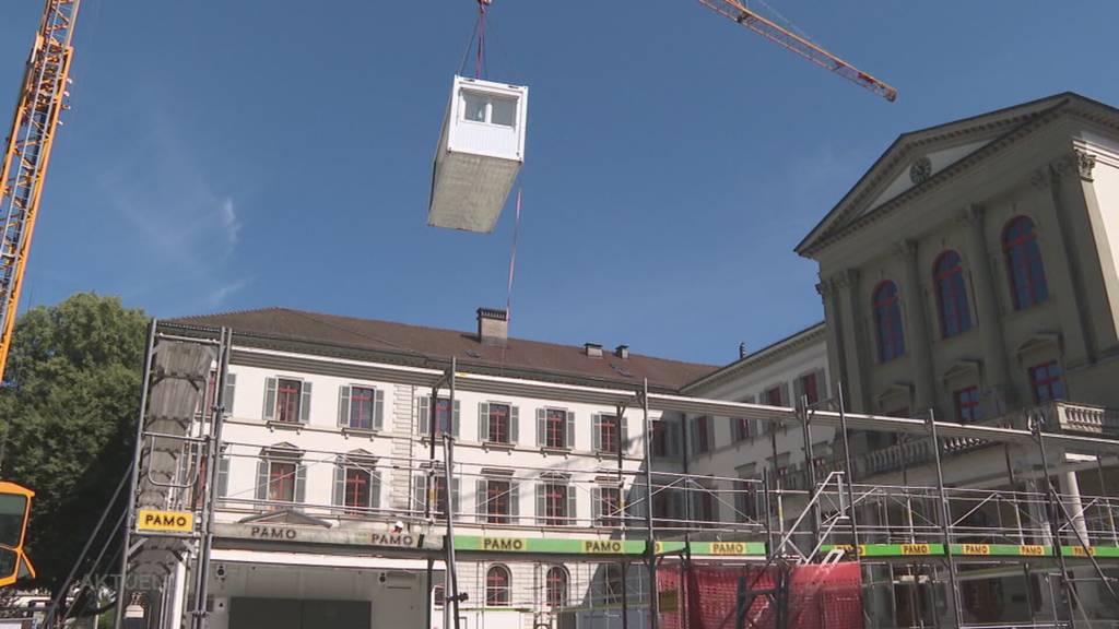 Fliegendes Klassenzimmer: Mit einem Kran wird in Zofingen ein Provisorium aufgestellt