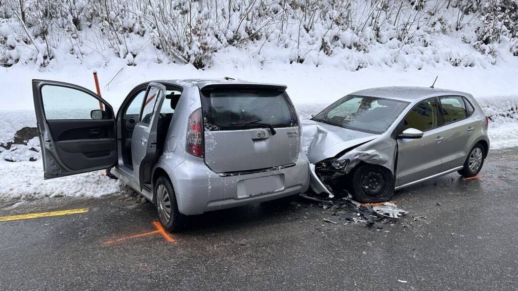 Bei der Kollision in einer Linkskurve in Schachen bei Herisau verletzten sich vier Fahrzeuginsassen mittelschwer.