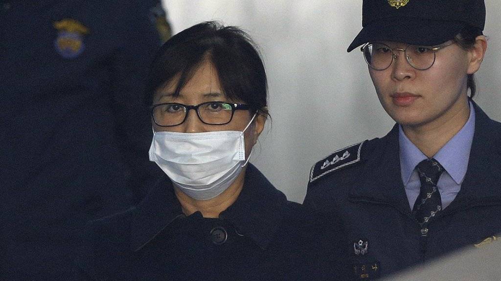Ist zu 20 Jahren Haft verurteilt worden: Choi Soon Sil (mit Atemschutzmaske), langjährige Vertraute von Südkoreas Ex-Präsidentin Park Geun Hye.