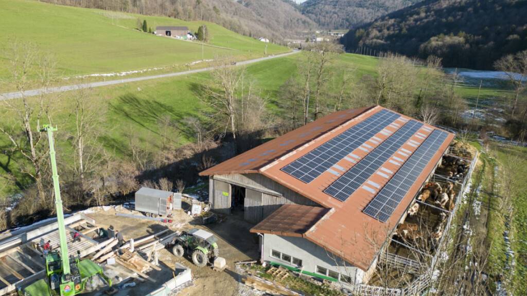 Die Schweizer Berghilfe startete 2023 ein Solarprogramm: Bislang wurden vor allem Photovoltaik-Anlagen auf Bergbauernhöfen realisiert.