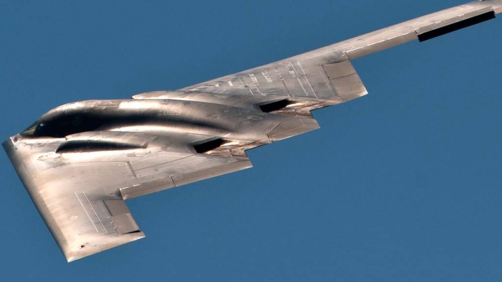 HANDOUT - Ein B-2-Tarnkappenbomber überfliegt bei der Flugshow «Dakota Thunder air show» die Ellsworth Luftwaffenbasis. Foto: Nathan Gallahan/U.S. Air Force/dpa
