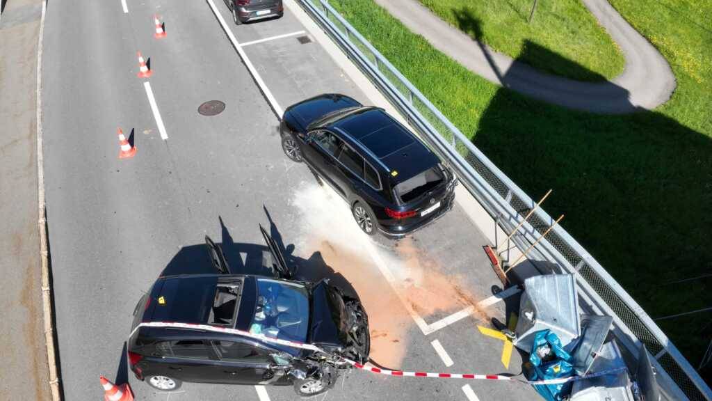 Der 25-jährige Lenker kollidierte mit zwei abgestellten Containern, die wiederum parkierte Fahrzeuge beschädigten.