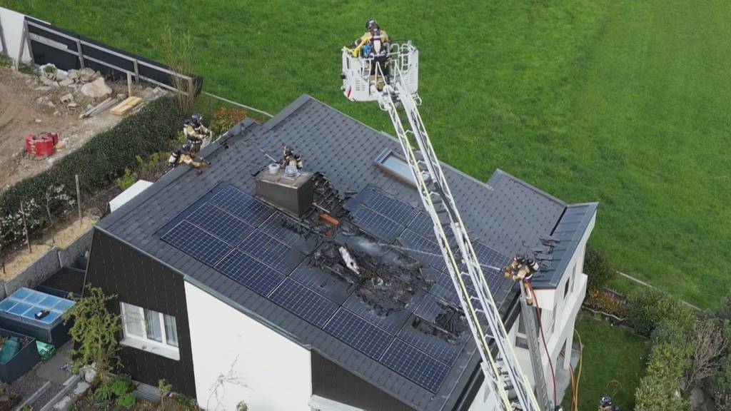 In Wil brennt Dach eines Einfamilienhauses