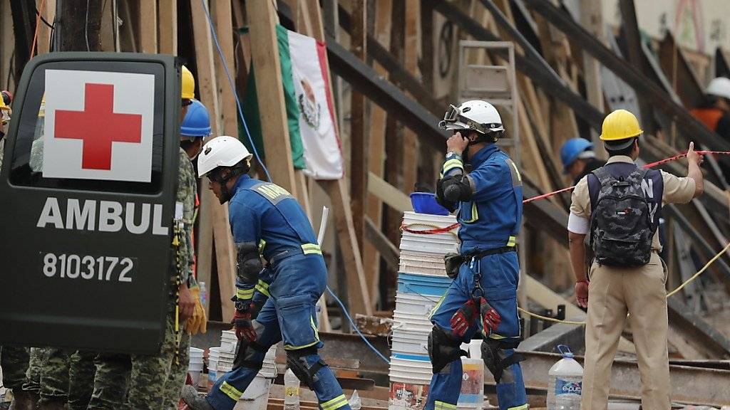 Rettungskräfte in Mexiko City: Ein Erdbeben der Stärke 6,1 hat vier Tage nach dem Beben mit rund 300 Toten das Land erneut erschüttert.