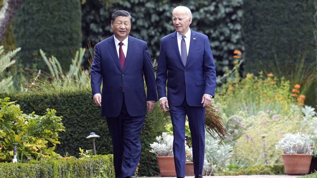 ARCHIV - Joe Biden (r), Präsident der USA, und Xi Jinping, Präsident von China, spazieren am Rande des Gipfels der Asiatisch-Pazifischen Wirtschaftsgemeinschaft (APEC) durch die Gärten des Filoli Estate. Foto: Doug Mills/AP/dpa