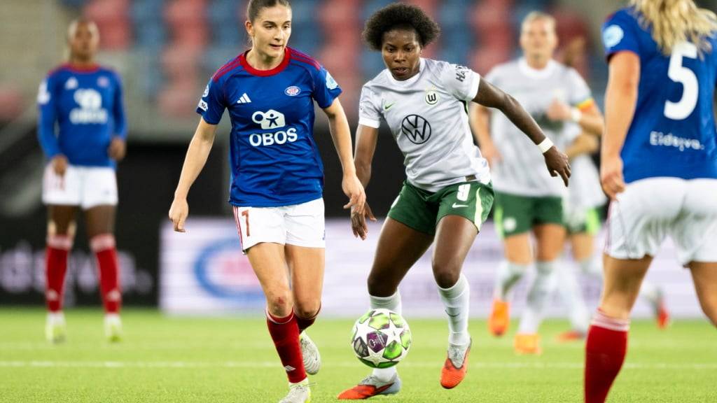 Naina Inauen (links, hier im Champions-League-Spiel gegen Wolfsburg) gewinnt mit Valerenga den norwegischen Cup