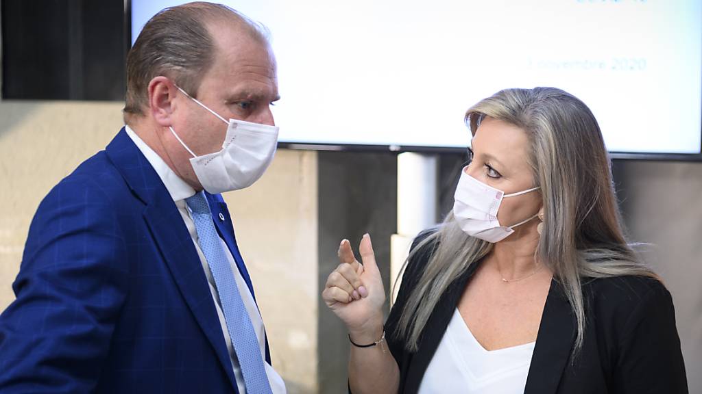 Der Waadtländer Wirtschaftsminister Philippe Leuba (FDP) und Staatsratspräsidentin Nuria Gorrite (SP) geben am Dienstag die verschärften Massnahmen im Kampf gegen das Coronavirus bekannt.