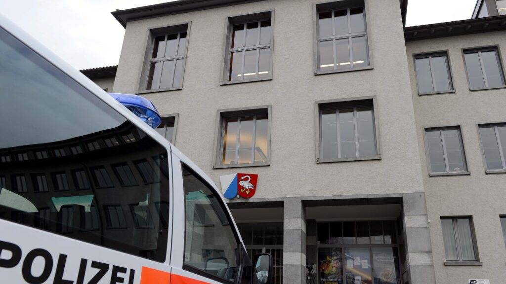 Drei Landschaftsgärtner sollen dafür verantwortlich sein, dass ein Arbeiter von einer einstürzenden Erdmauer begraben wurde. (Symbolbild)