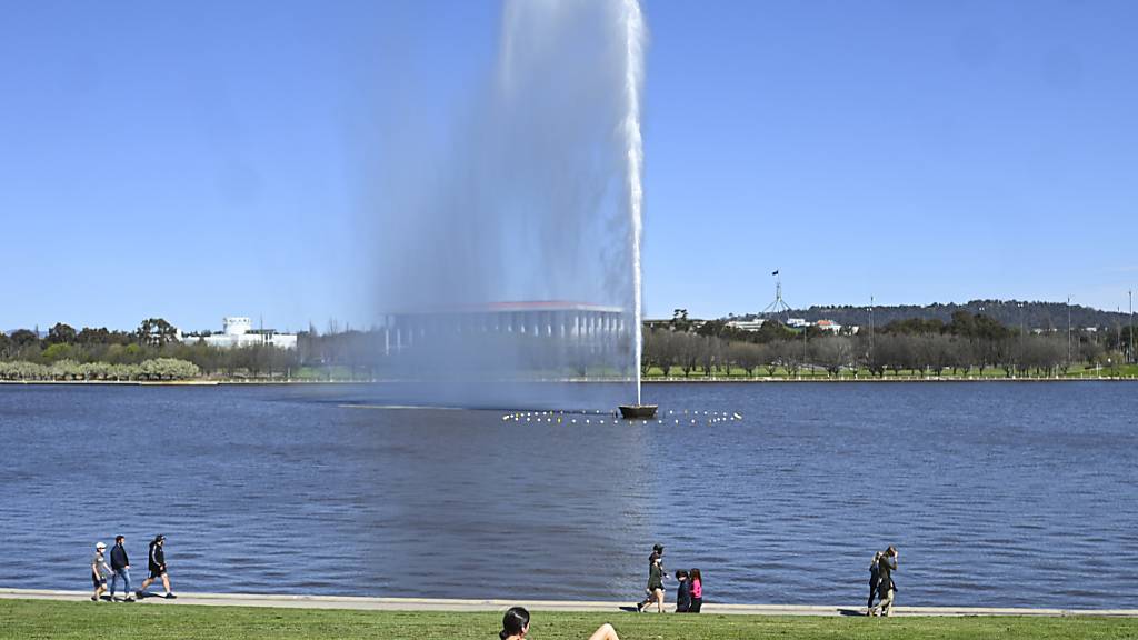 A resident enjoys the sunshine at the shore of Lake Burley Griffin in Canberra, Friday, September 17, 2021. ACTs third lockdown extension five weeks into its outbreak follows concern about the continued number of cases infectious in the community. (AAP Image/Lukas Coch) NO ARCHIVING