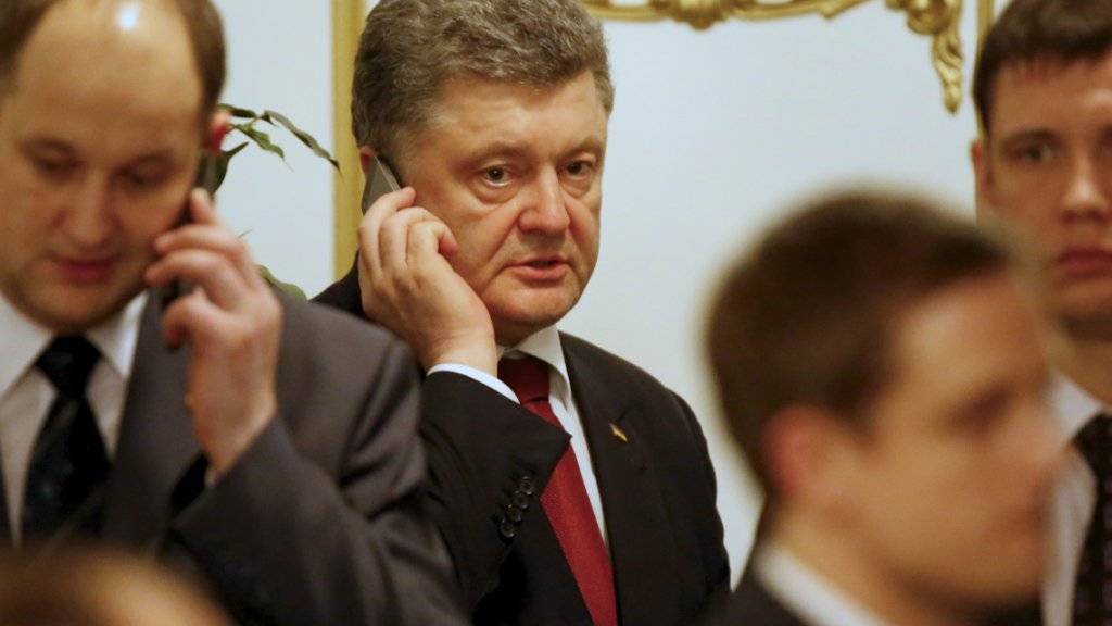 Bei Anruf Gratulation: Der ukrainische Präsident Petro Poroschenko telefoniert mit Donald Trump. (Archivbild)