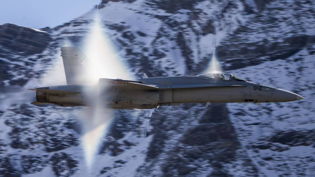 Schweizer Kampfjets fangen Flugzeug ab – was wir über den Einsatz wissen