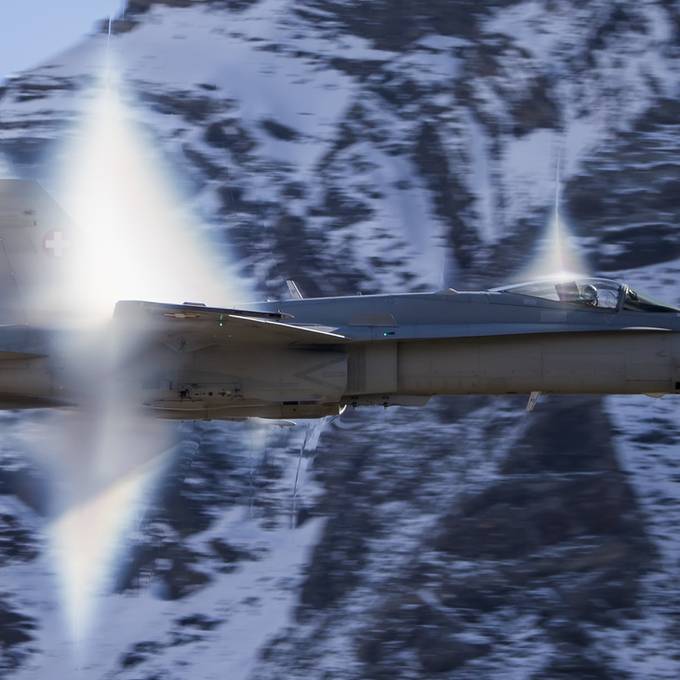 Schweizer Kampfjets fangen Flugzeug ab – was wir über den Einsatz wissen