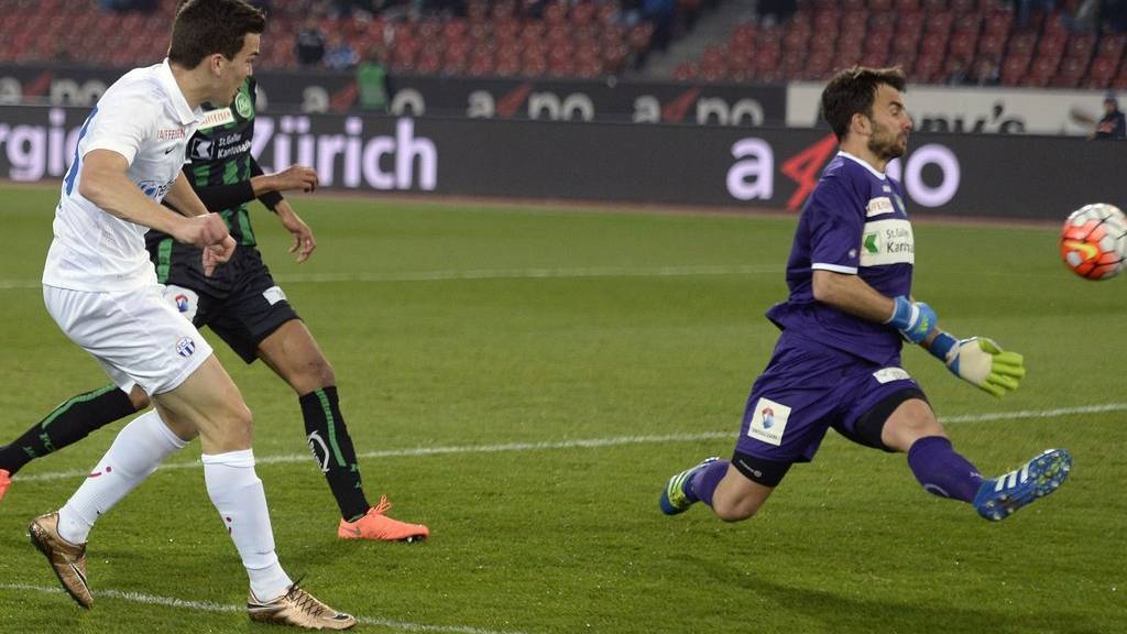 Kevin Bua bezwingt den St.Galler Torhüter Daniel Lopar zum 3:0 für den FC Zürich.