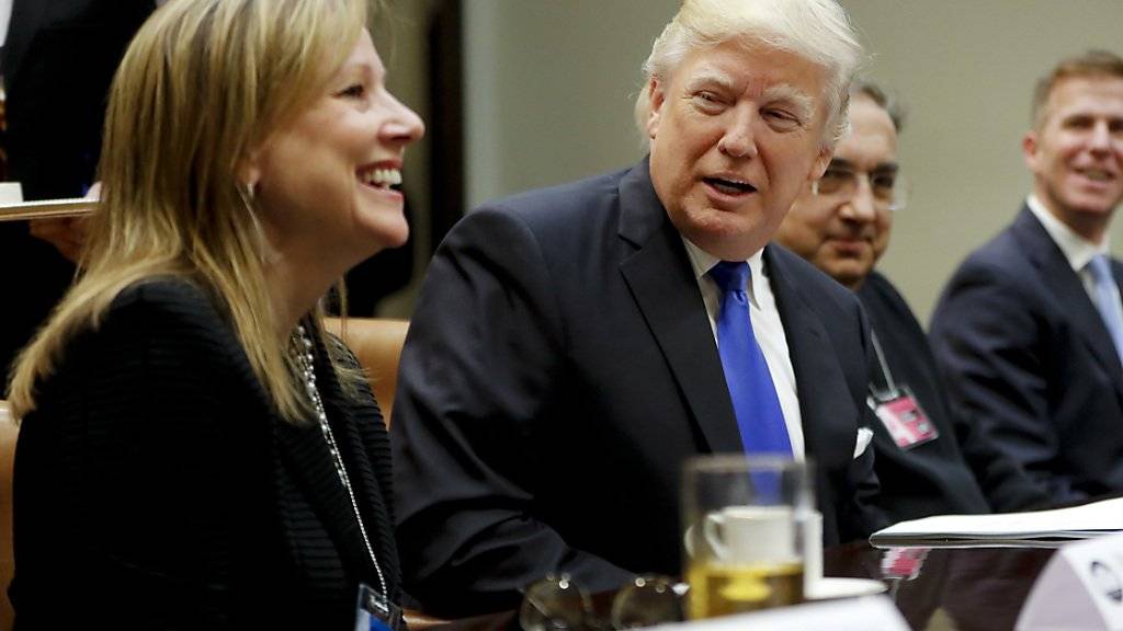US-Präsident Donald Trump will die Berichtspflicht für börsenkotierte Unternehmen lockern. Gleicher Meinung ist auch Mary Barra, die Chefin von General Motors (links). (Archivbild)