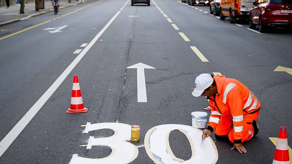 Die Senkung der Höchstgeschwindigkeit auf Tempo 30 soll im Kanton Luzern nur restriktiv bewilligt werden. (Symbolbild)