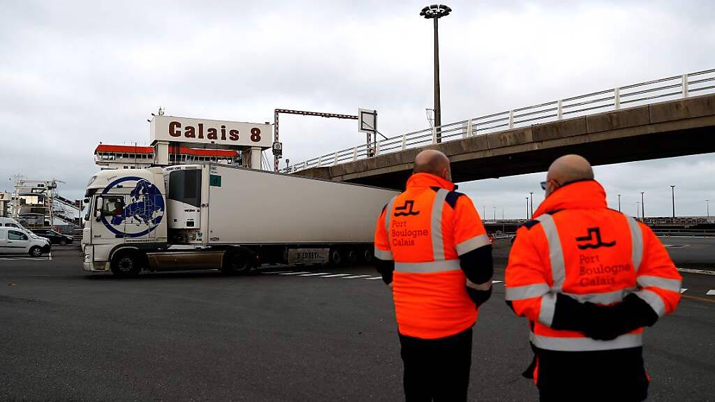 Lastwagen aus Grossbritannien kommen nach dem vollständigen Bruch des Landes mit der EU im Hafen von Calais an. Foto: Sameer Al-Doumy/AFP/dpa
