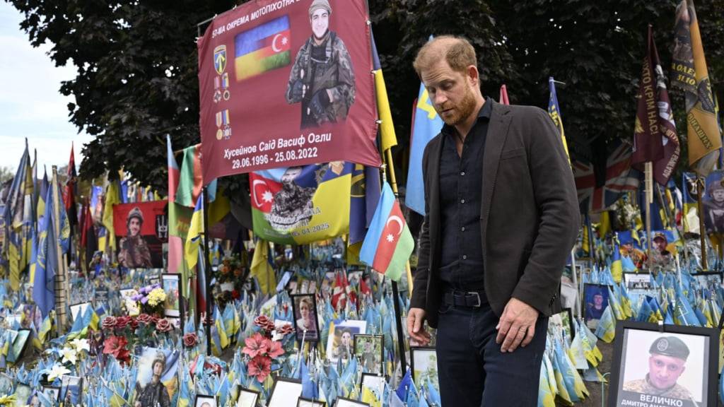 Der britische Prinz Harry, Herzog von Sussex, besucht auf dem Unabhängigkeitsplatz in Kiew die Gedenkstätte für die Gefallenen des Krieges mit Russland. Foto: Emmi Korhonen/Lehtikuva/Sipa Usa/PA Media/dpa
