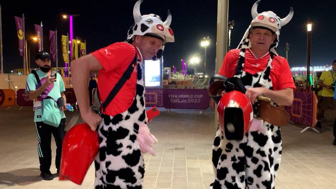 Schweizer Nati-Fans reparieren in Katar ihre Kuhglocken