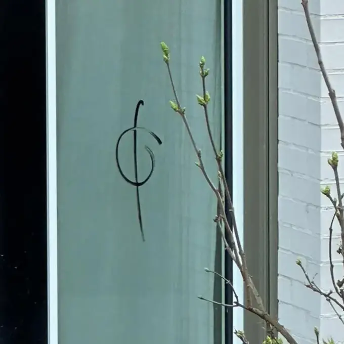 Unbekannte markieren Zürcher Fenster mit «Gaunerzinken»