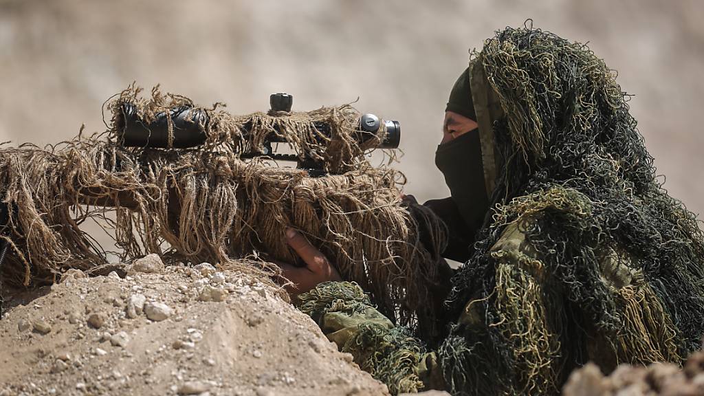 ARCHIV - Ein Soldat der Freien Syrischen Armee nimmt an einer Übung teil (Symbolbild). Foto: Anas Alkharboutli/dpa