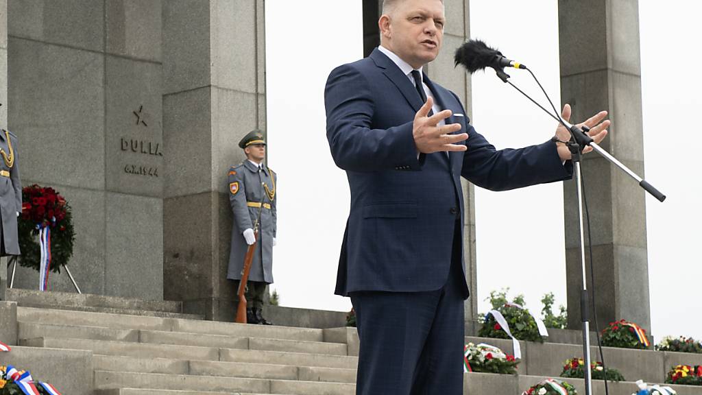 ARCHIV - Der Premierminister der Slowakei, Robert Fico, h‰lt eine Rede am Gedenktag an den Faschismus am Milit‰rdenkmal SlavÌn in Bratislava. Foto: Pavel Neubauer/TASR/dpa