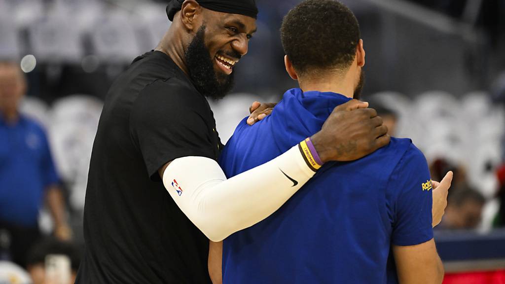 LeBron James (links) witzelt vor der Partie mit Stephen Curry