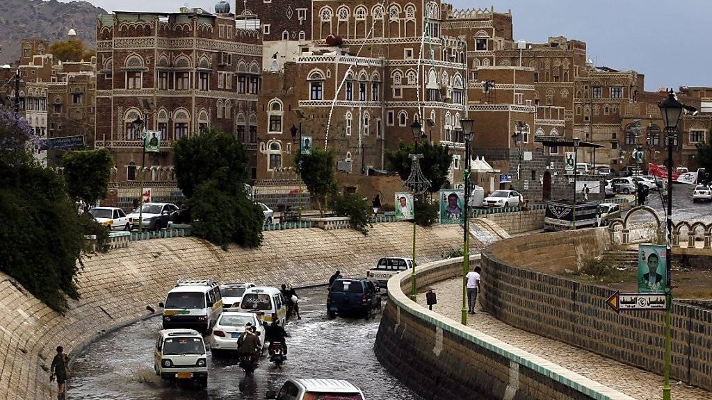 In der jemenitischen Hauptstadt Sanaa (Bild) blieb es nach Inkrafttreten einer Waffenruhe vorerst ruhig.